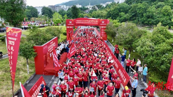 国华通配资 1200余人在桂东重走红军路, 共赴“红绿交织”徒步之旅